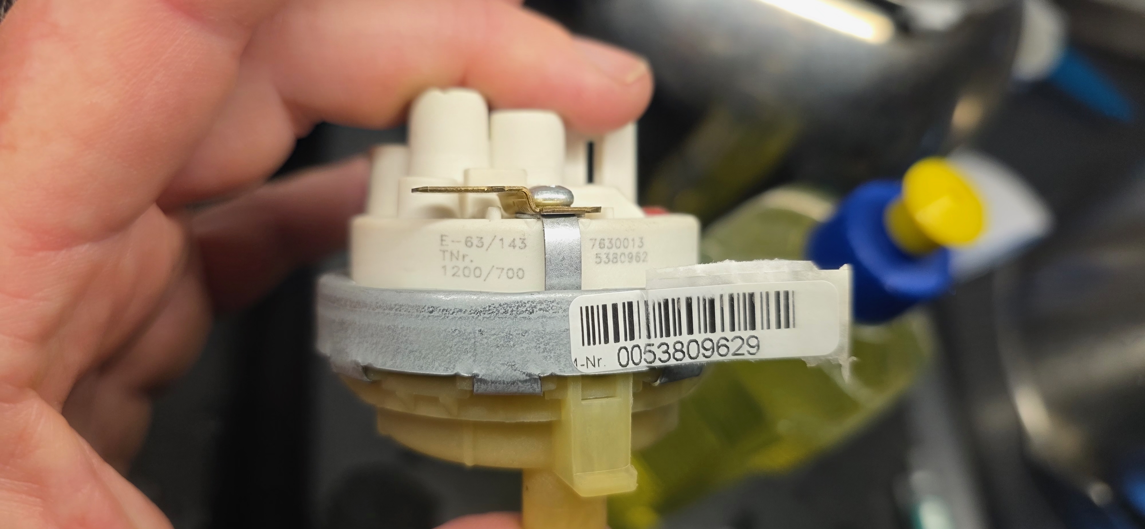 Der Drucksensor des Miele Geschirrspülers wird getauscht